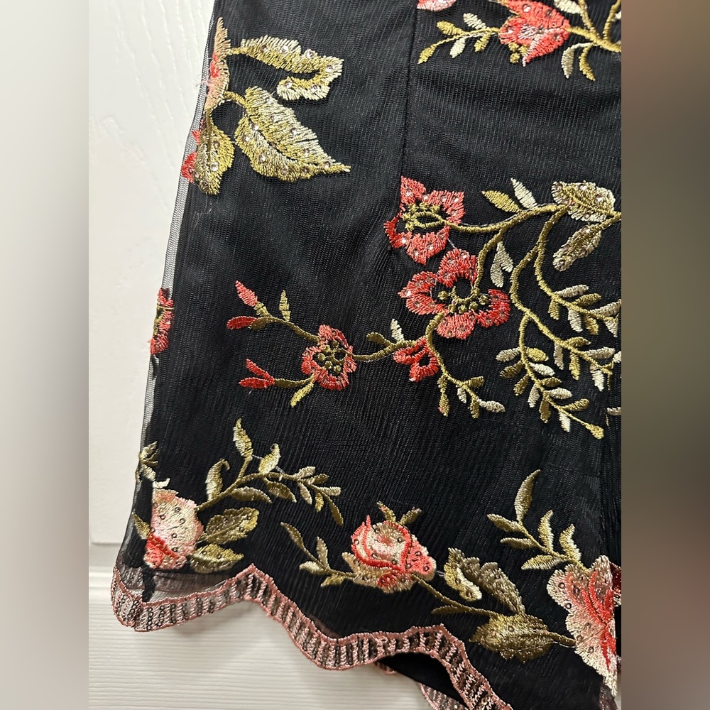 SOLD -Angel Biba high-waisted floral embroidered shorts - Picture 7 of 7
